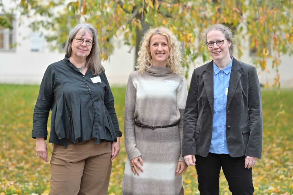 Das Bild zeigt das KÖW Team. Von links nach rechst stehen Ariane Schneider, Katharina Freudenberg und Hanna Kauhaus.